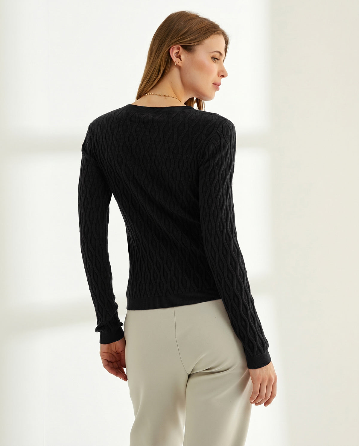 Jersey de mujer entallado cuello redondo