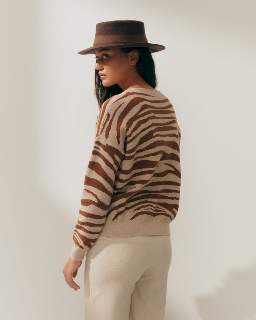 Jersey de mujer estampado animal print cuello pico