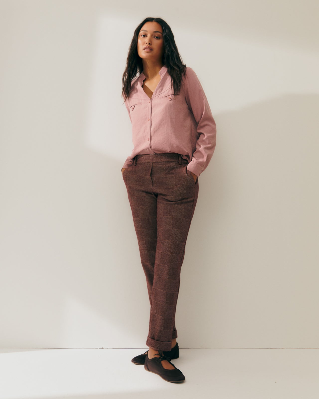 Women's long-sleeved shirt with a Mao collar and a V-shaped shape