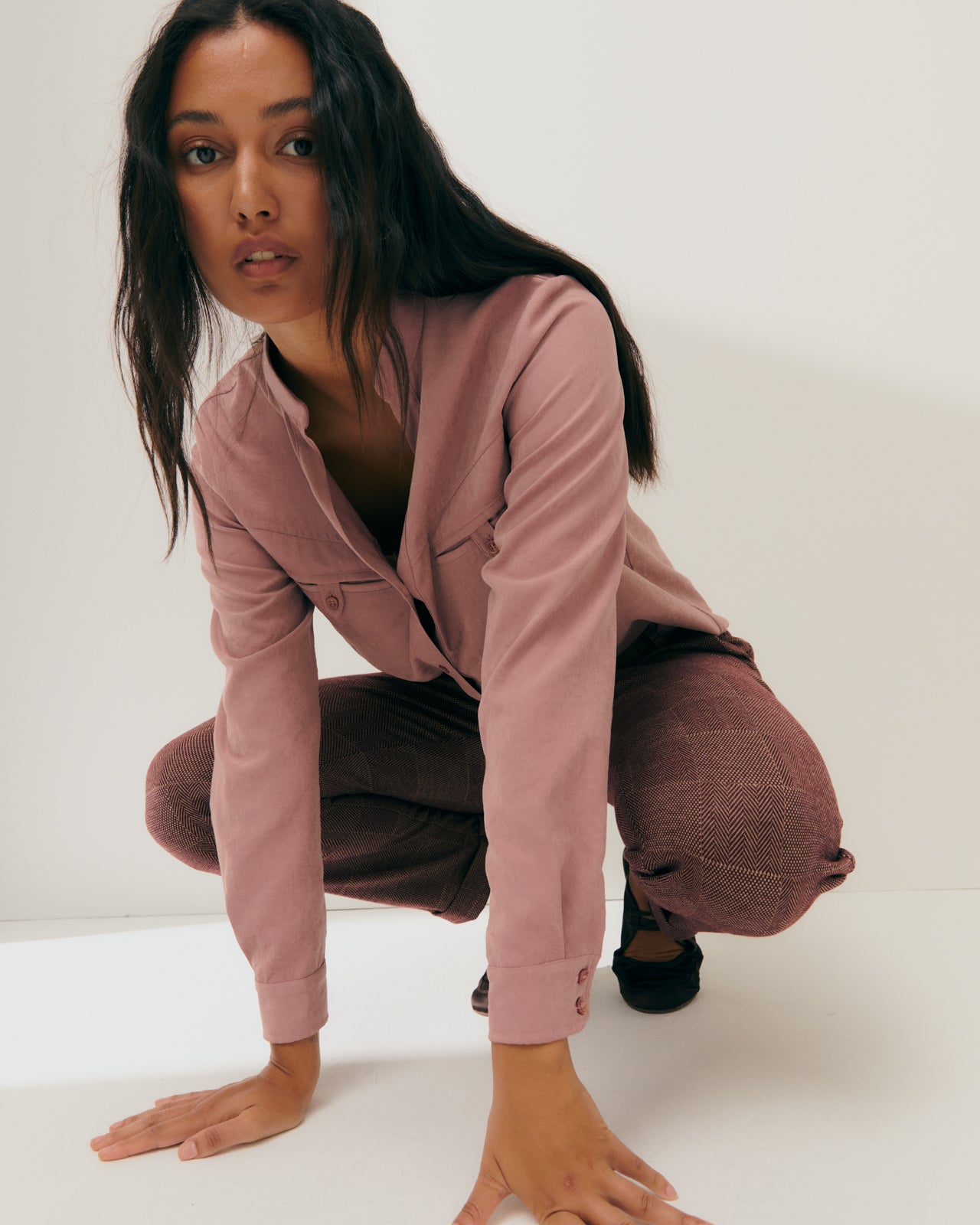 Women's long-sleeved shirt with a Mao collar and a V-shaped shape
