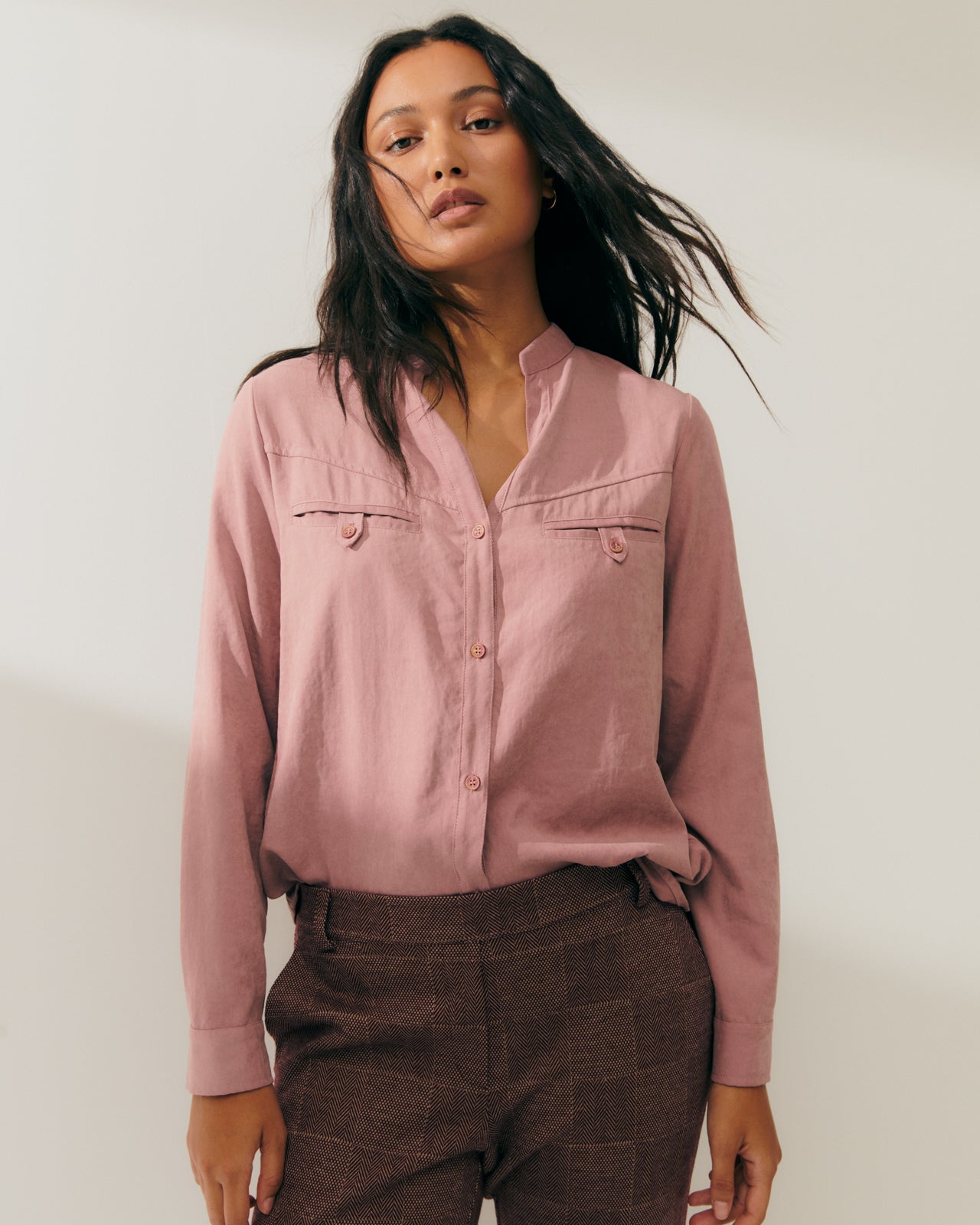 Women's long-sleeved shirt with a Mao collar and a V-shaped shape