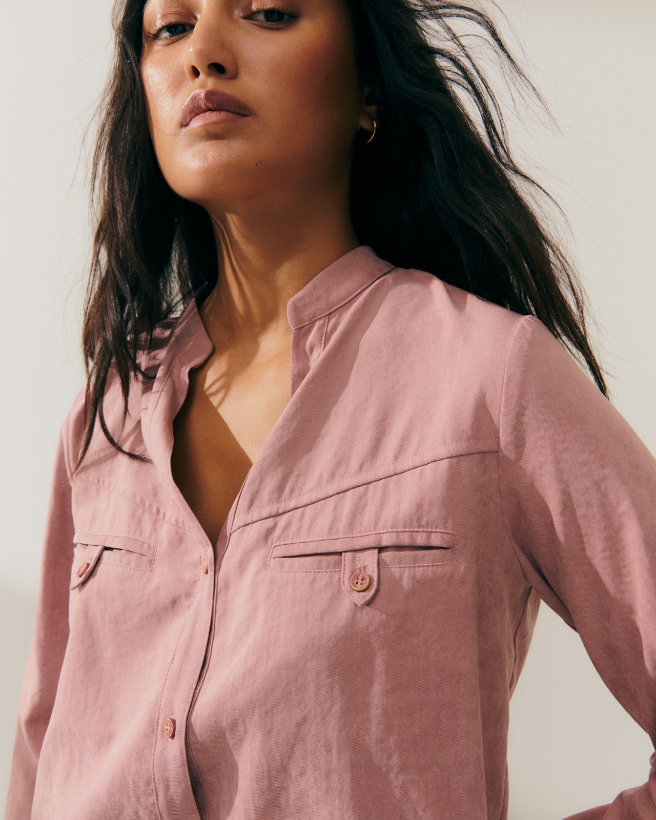 Women's long-sleeved shirt with a Mao collar and a V-shaped shape