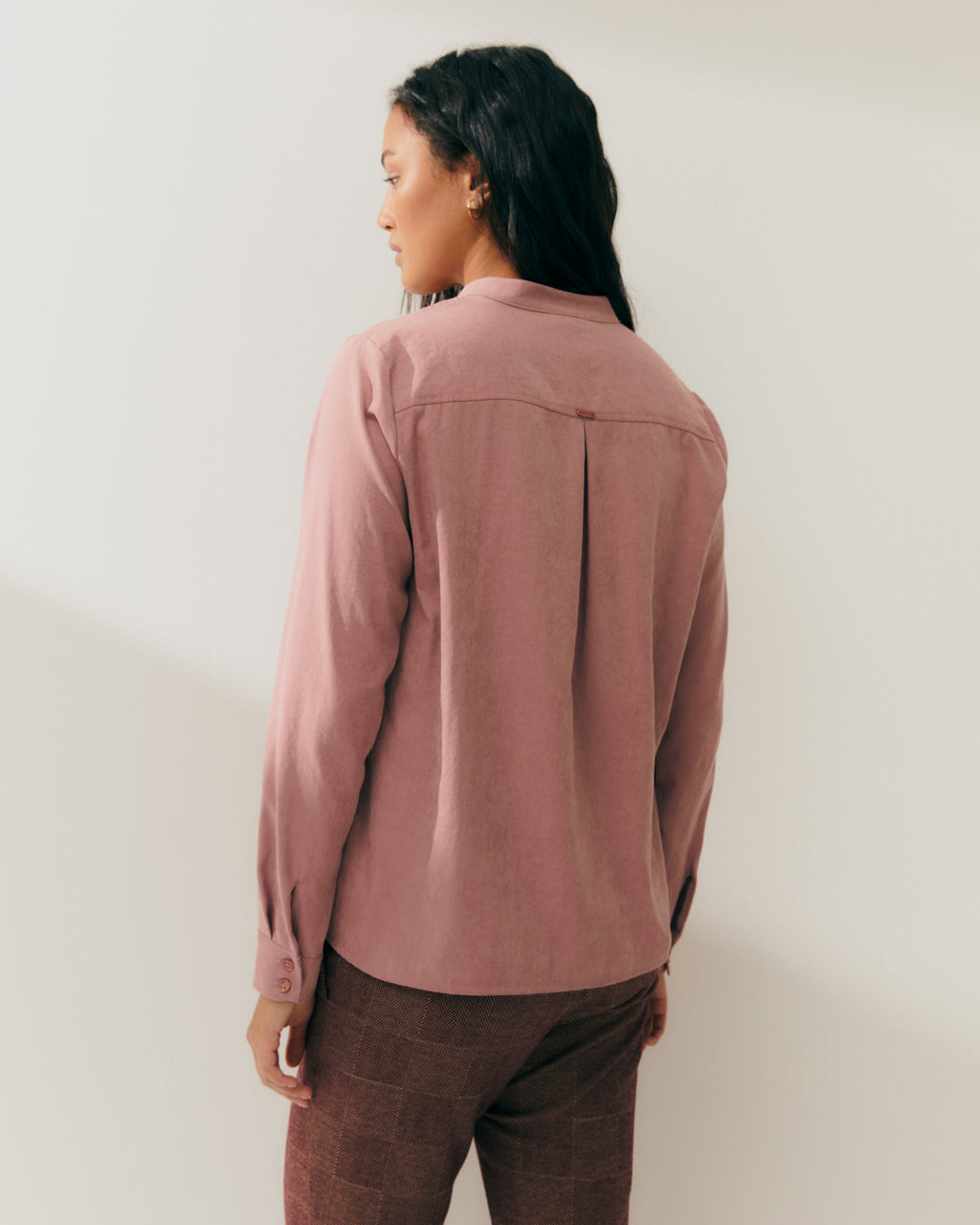 Camisa de mujer manga larga cuello mao forma pico