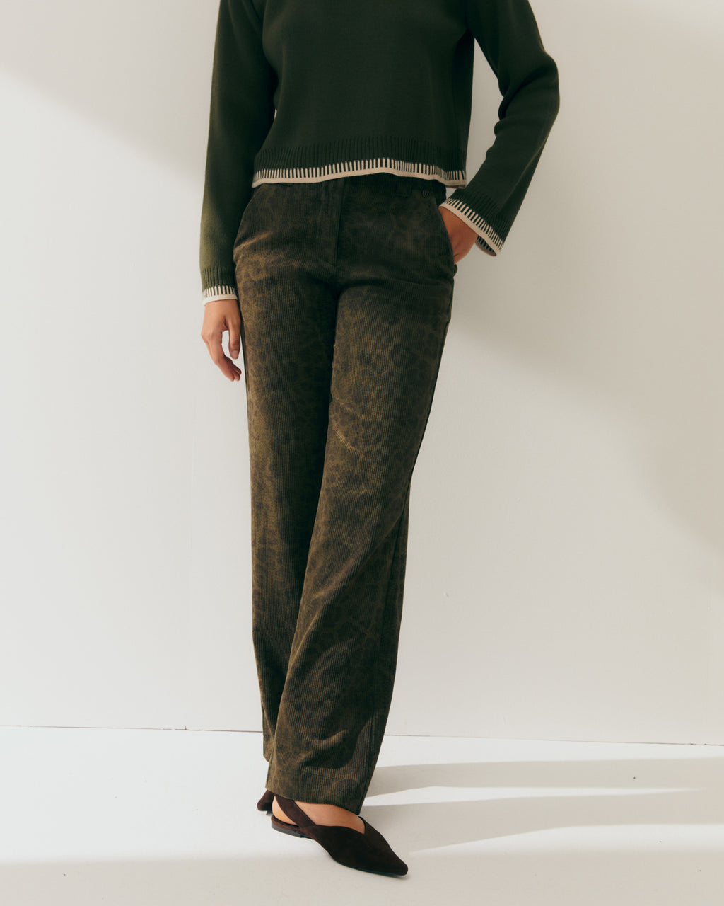Pantalón recto de mujer de pana estampada animal print