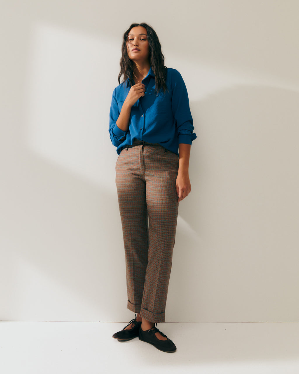 Pantalón recto de mujer estampado cuadros