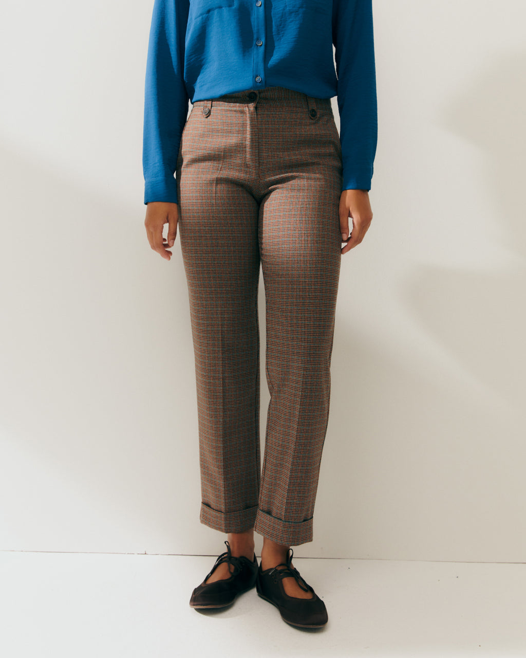 Pantalón recto de mujer estampado cuadros