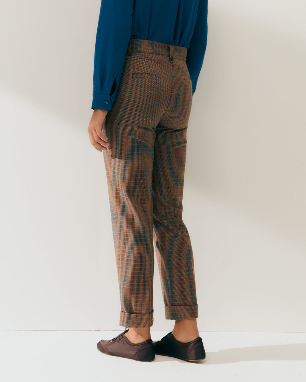 Pantalón recto de mujer estampado cuadros