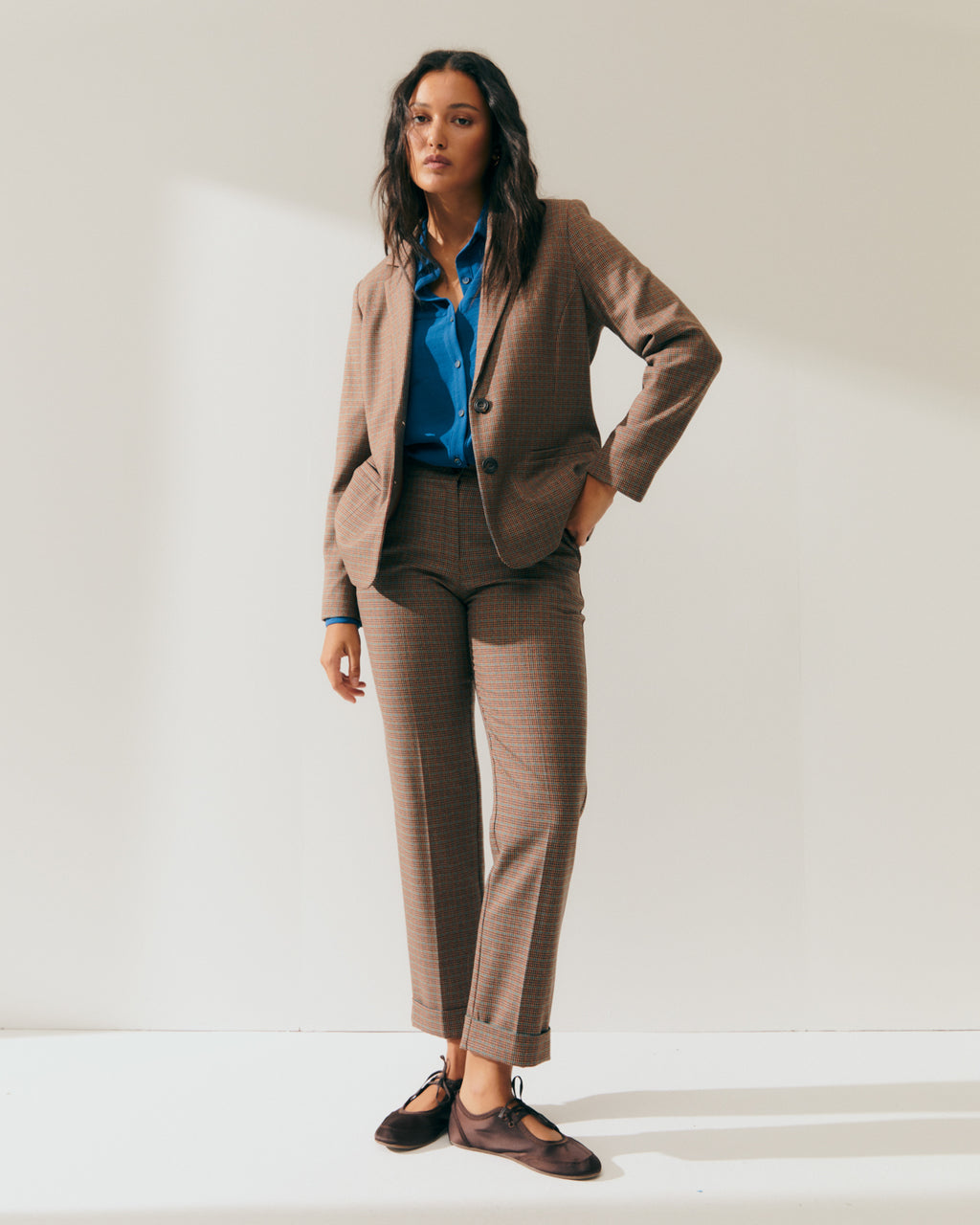 Pantalón recto de mujer estampado cuadros