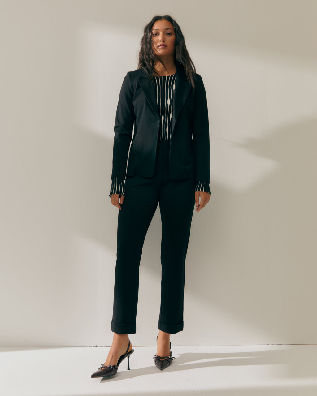 Blazer de mujer en punto roma y bolsillos de vivo