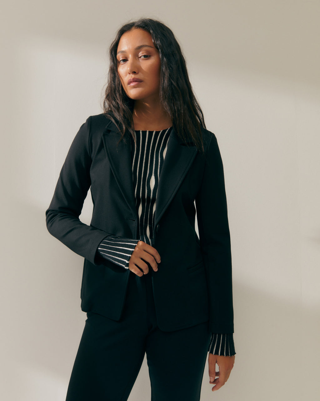 Blazer de mujer en punto roma y bolsillos de vivo