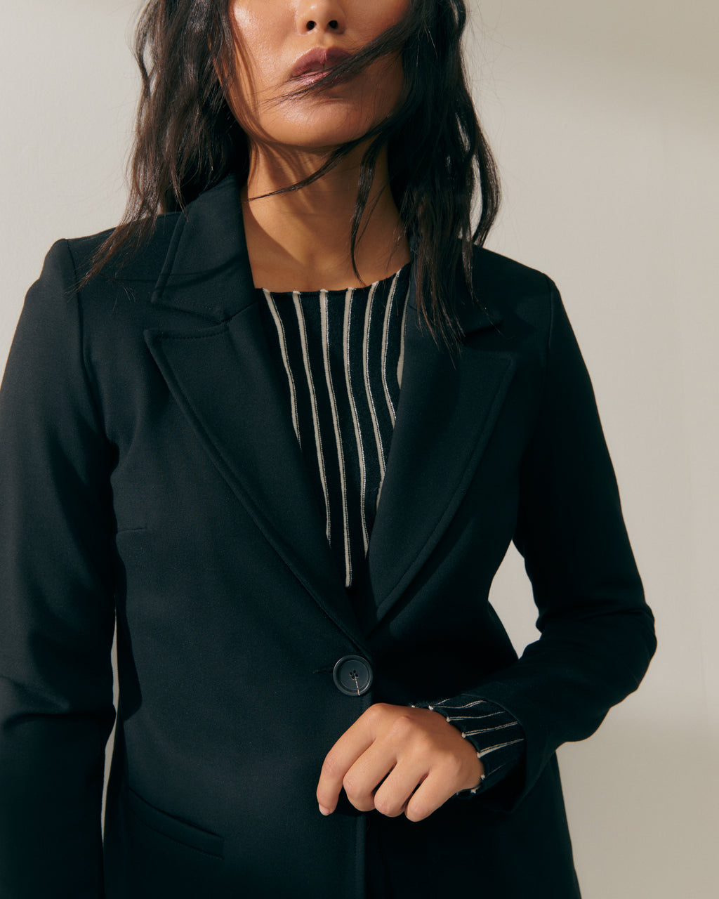 Blazer de mujer en punto roma y bolsillos de vivo