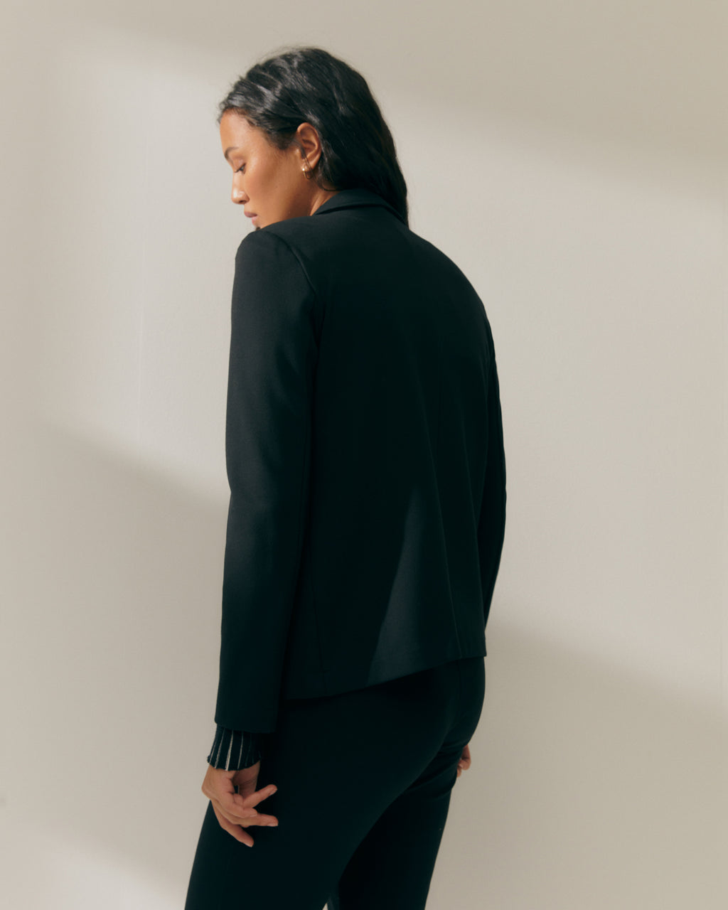 Blazer de mujer en punto roma y bolsillos de vivo