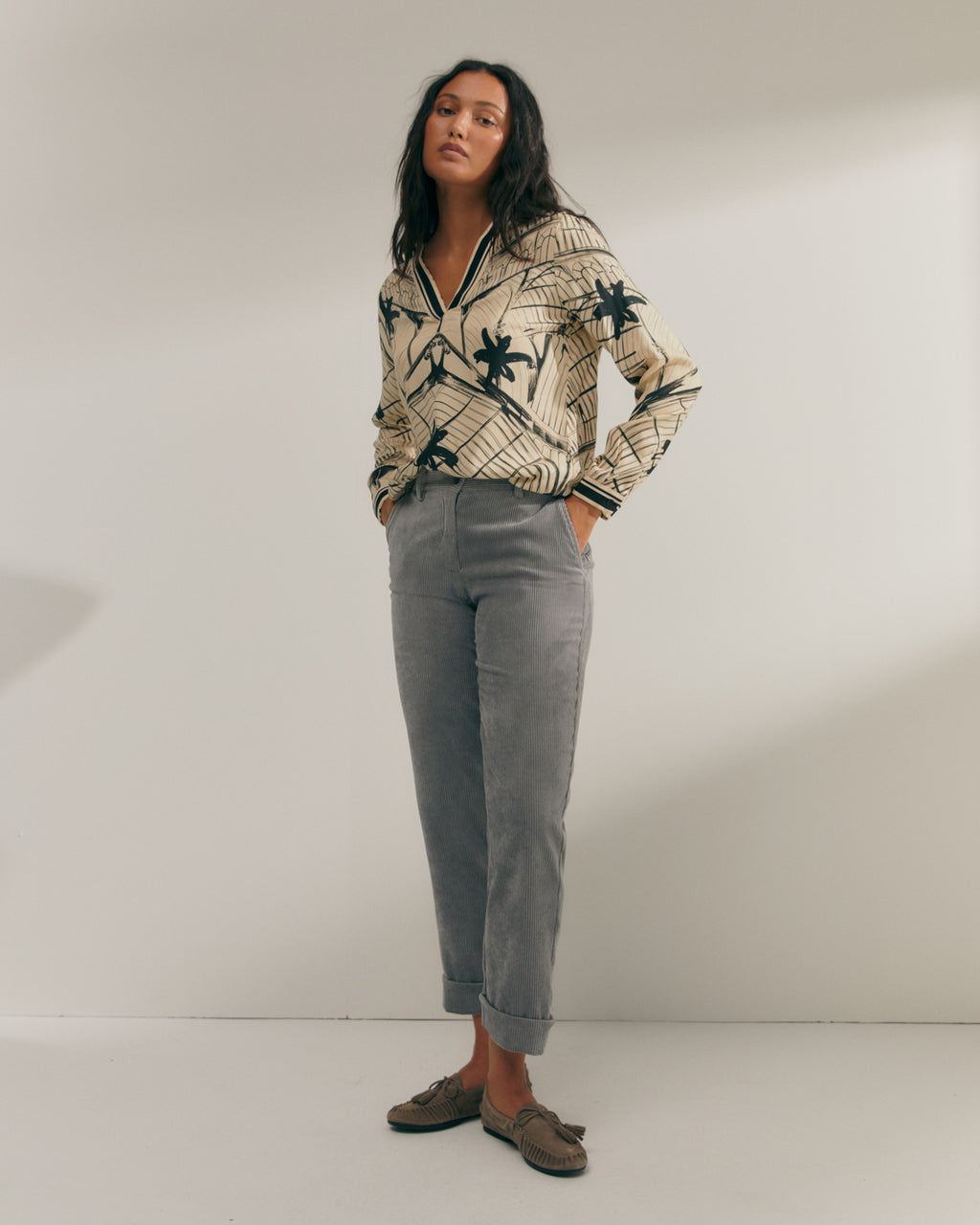 Blusa de mujer estampada cuello pico manga larga