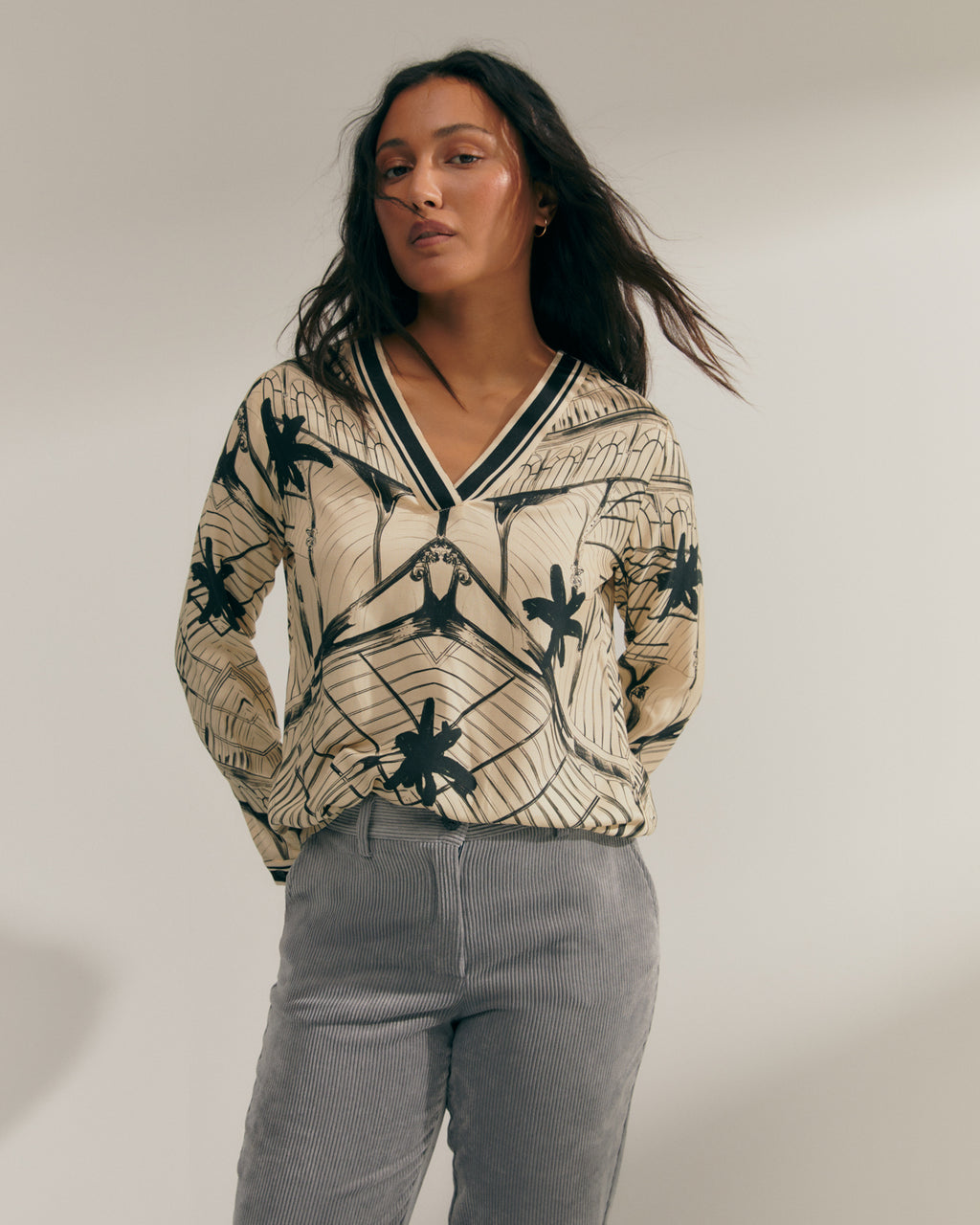 Blusa de mujer estampada cuello pico manga larga