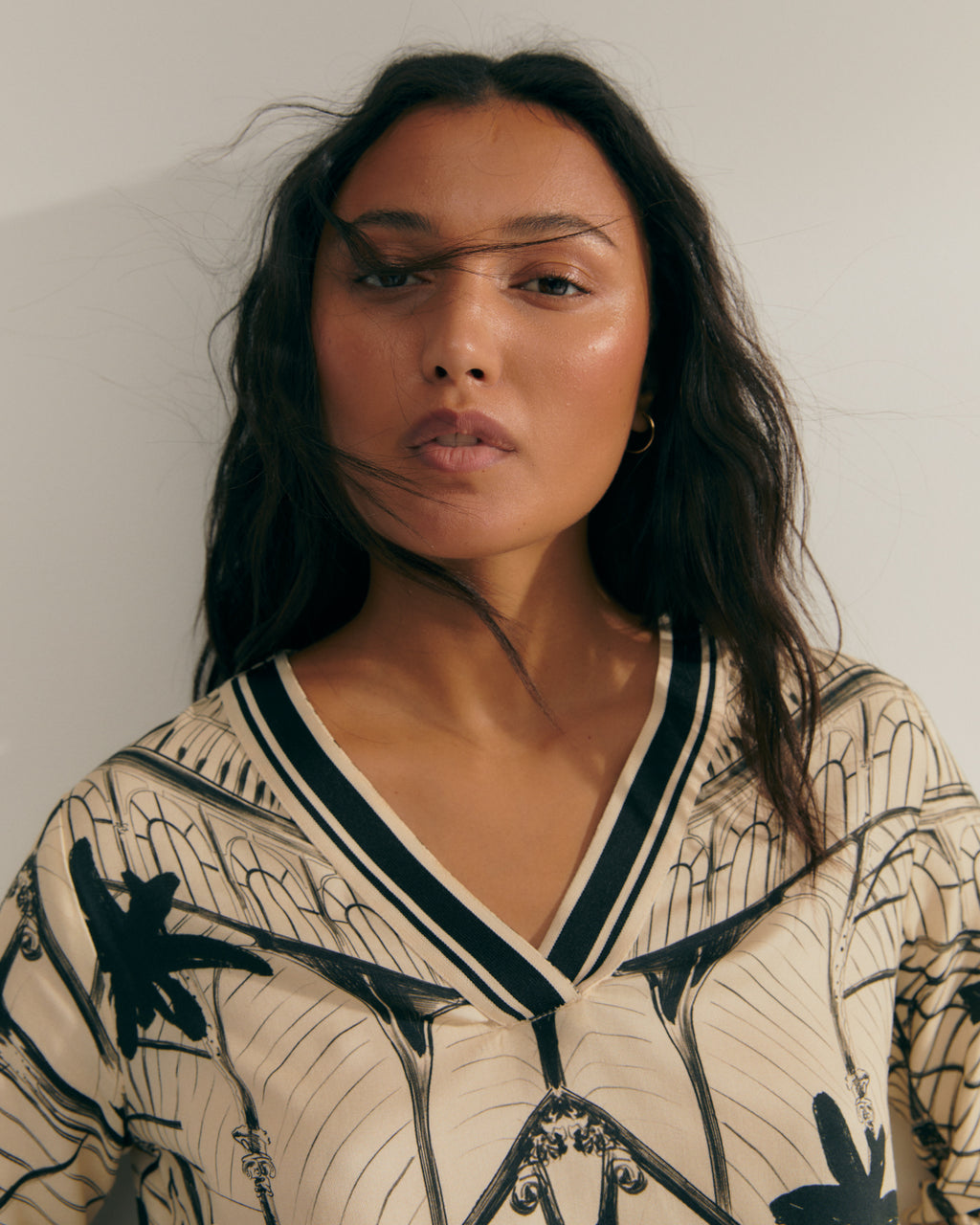 Blusa de mujer estampada cuello pico manga larga