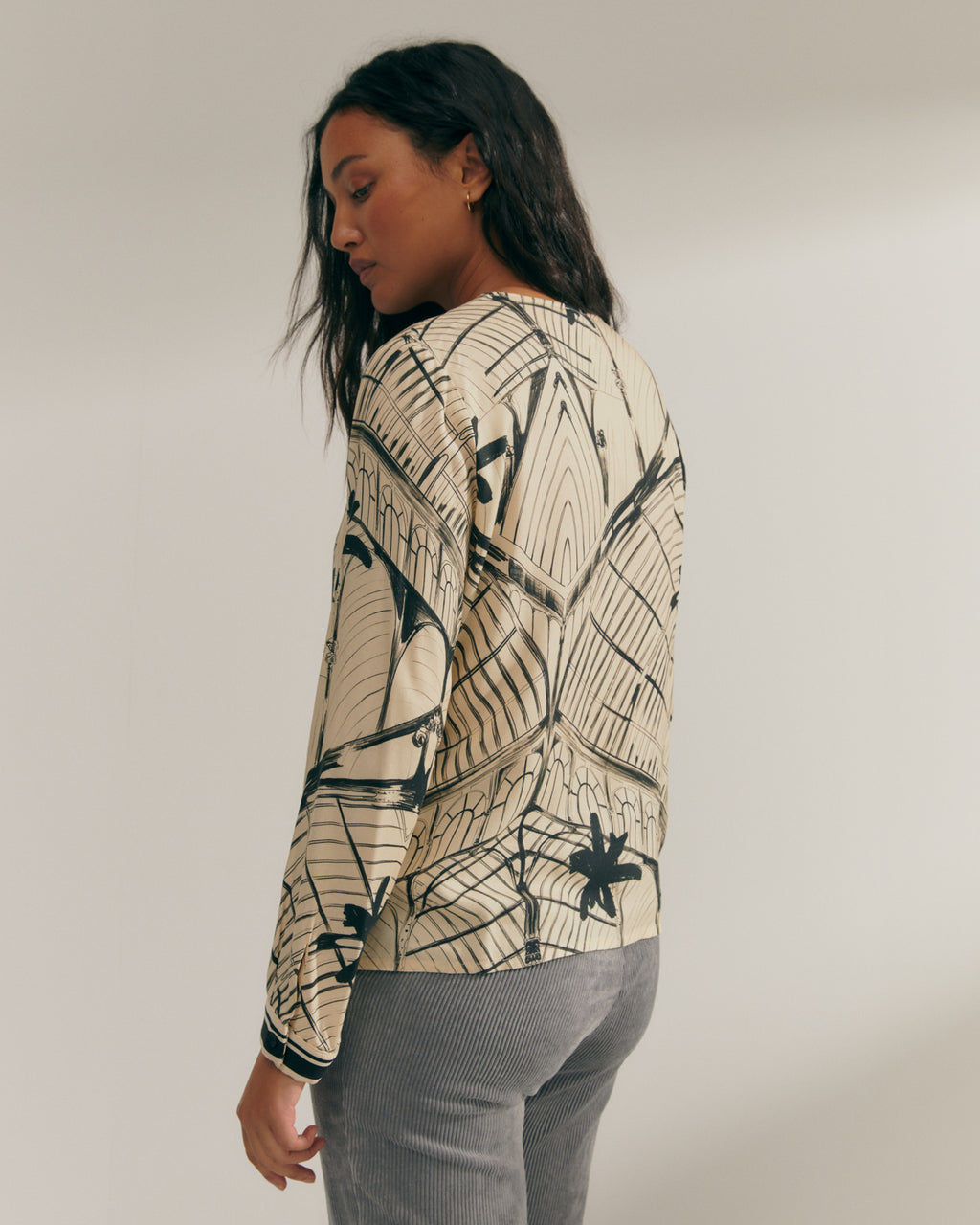 Blusa de mujer estampada cuello pico manga larga