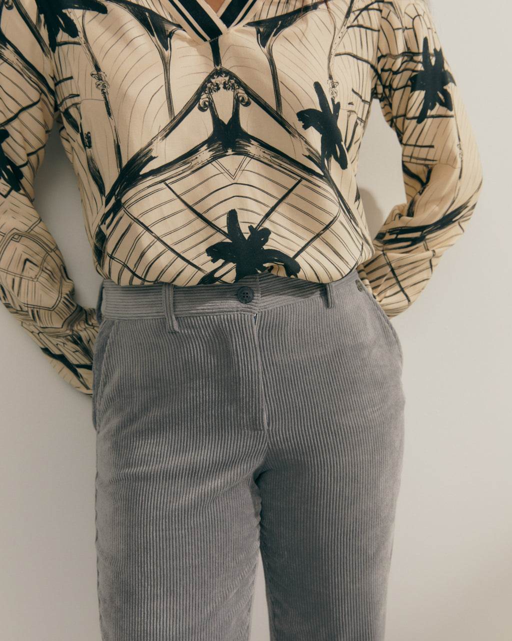 Blusa de mujer estampada cuello pico manga larga