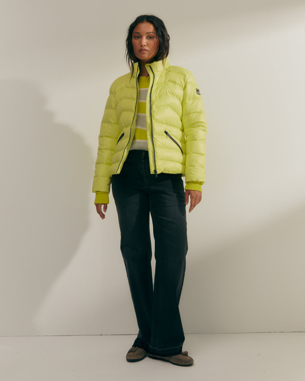 Plumífero corto de mujer cierre de cremallera y capucha