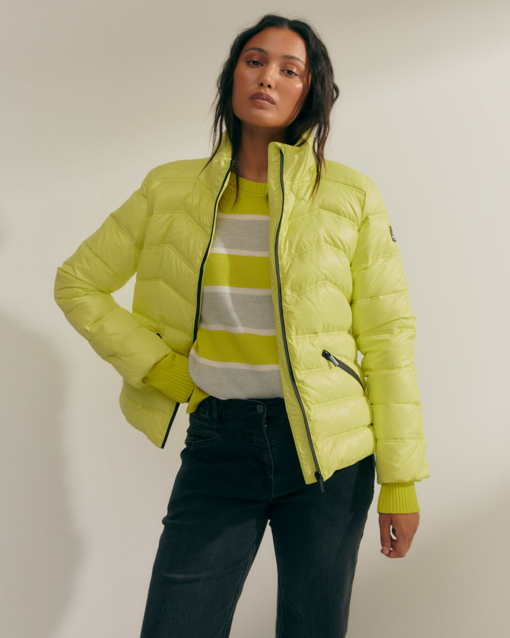 Plumífero corto de mujer cierre de cremallera y capucha