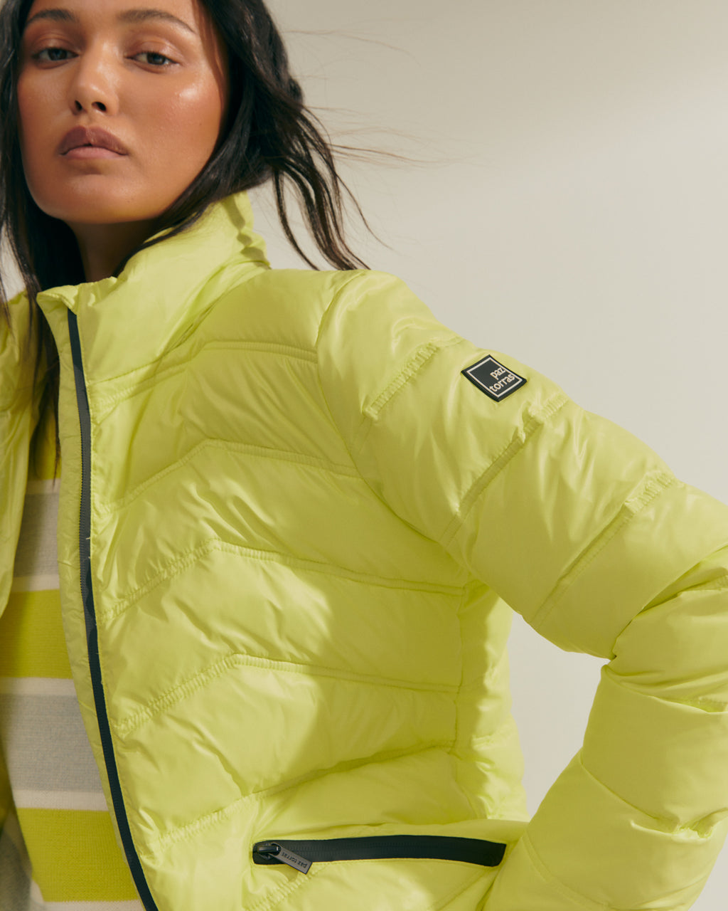 Plumífero corto de mujer cierre de cremallera y capucha