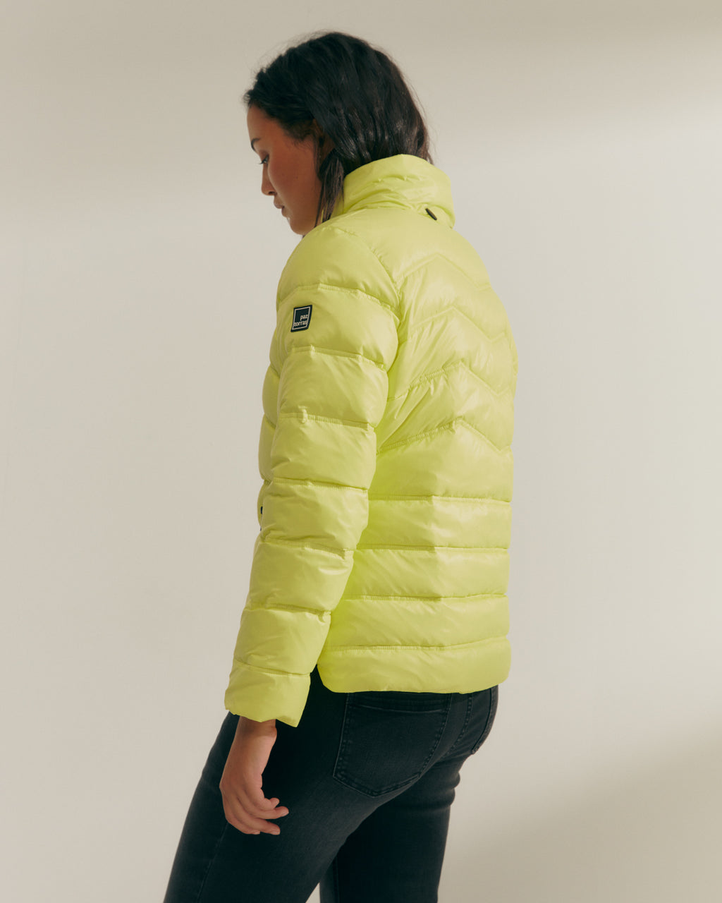 Plumífero corto de mujer cierre de cremallera y capucha