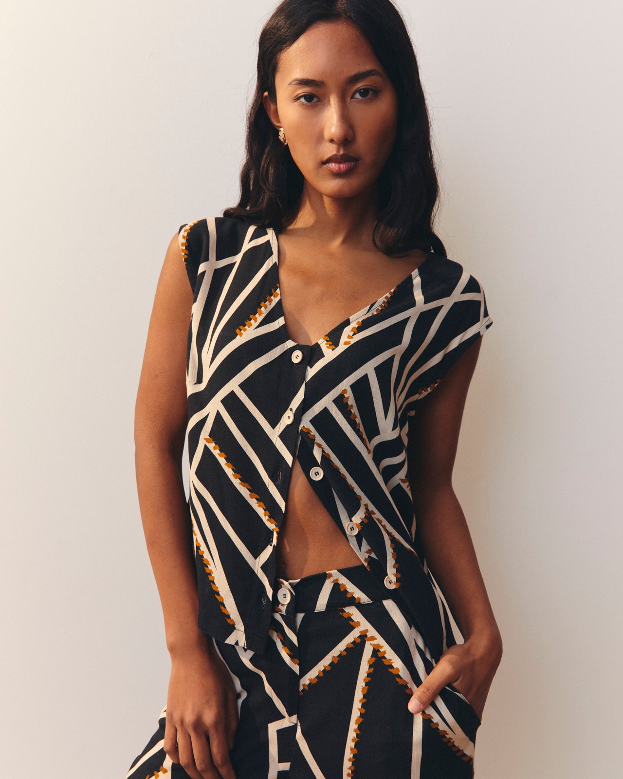 Blusa de mujer estampado geométrico efecto chaleco