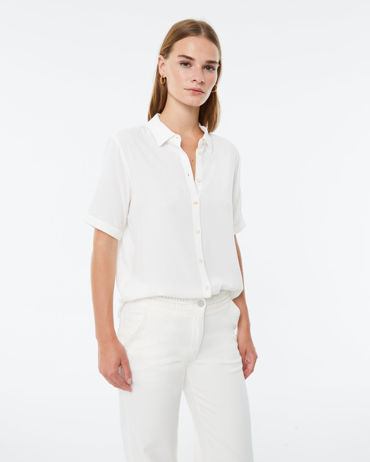 Camisa básica de mujer de manga corta y cuello camisero