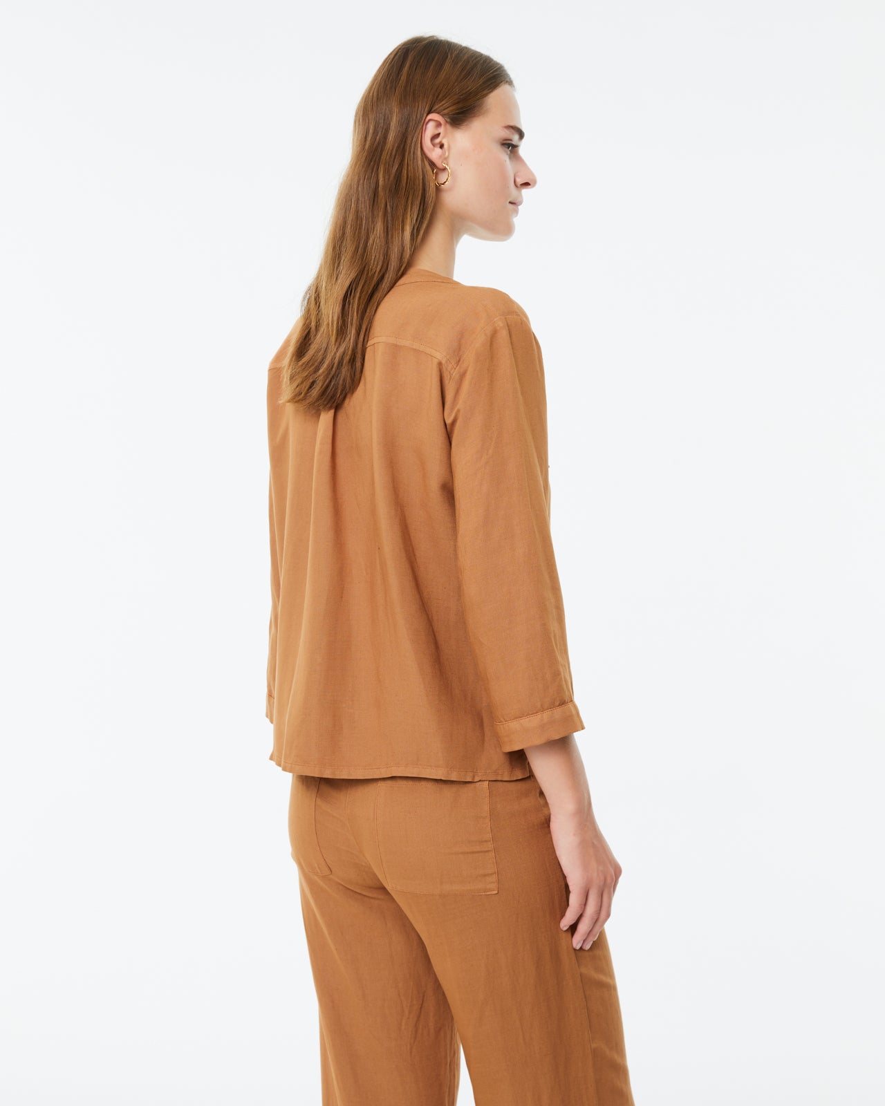 Camisa de mujer de manga francesa y escote pico