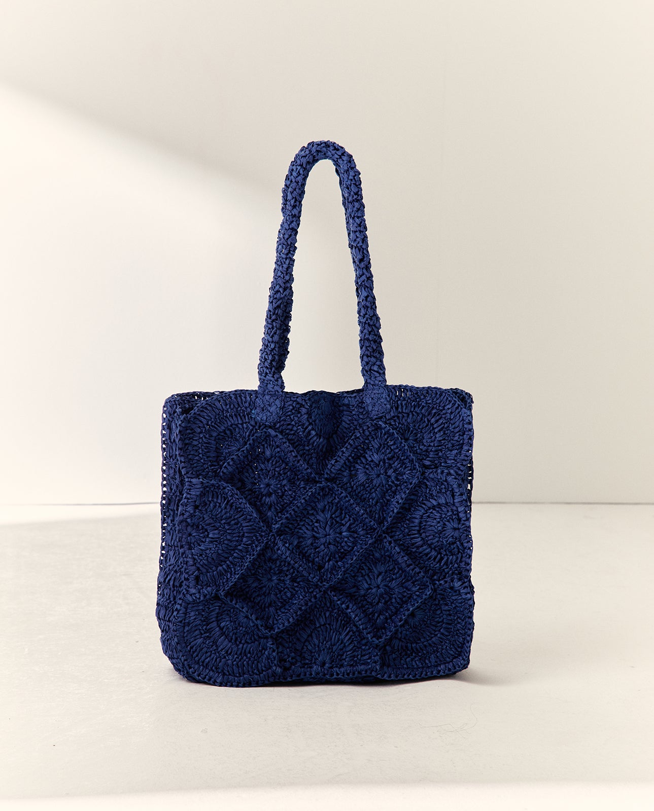 Bolso de hombro mediano de rafia