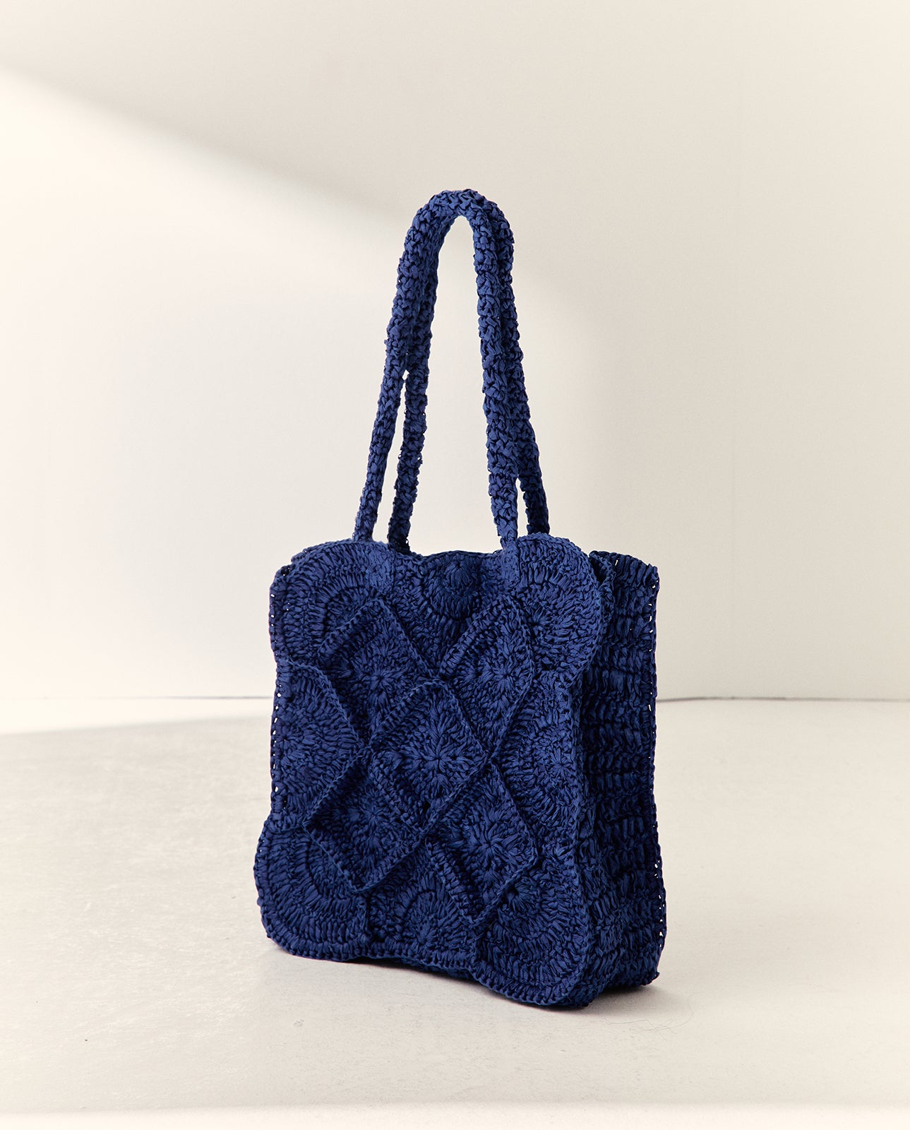 Bolso de hombro mediano de rafia