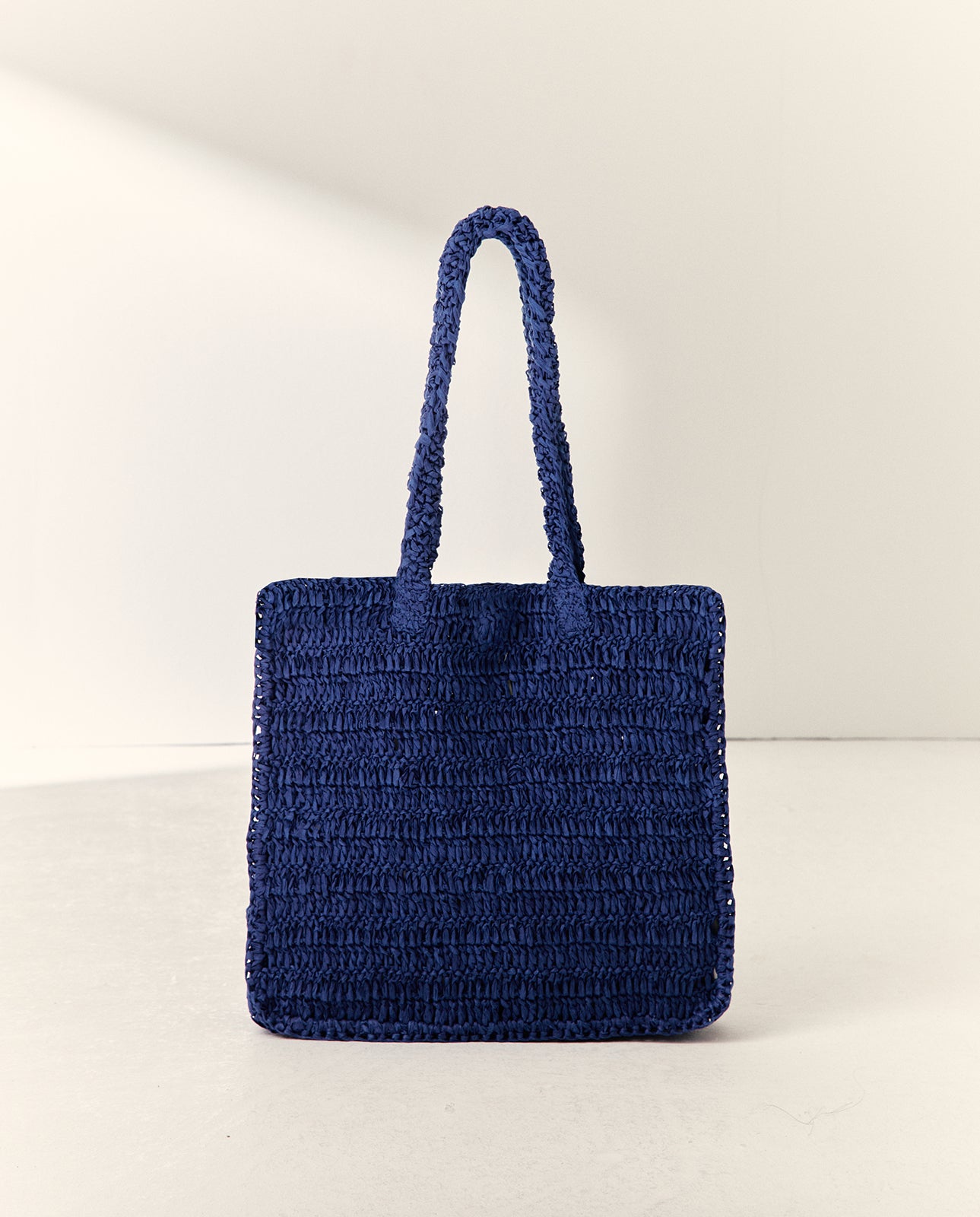 Bolso de hombro mediano de rafia