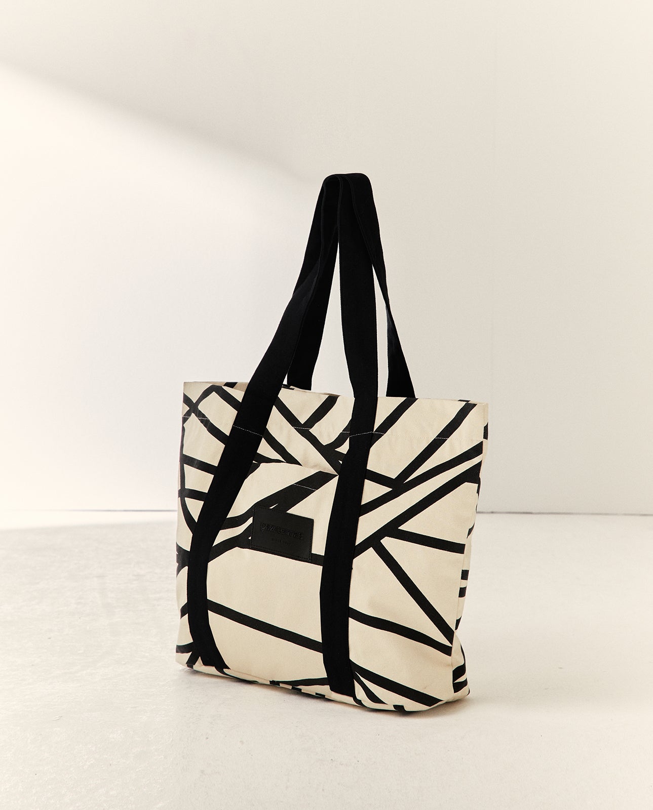 Bolso de hombro shopping estampado geométrico