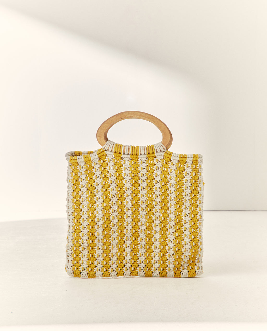 Bolso de mano tipo macramé bicolor