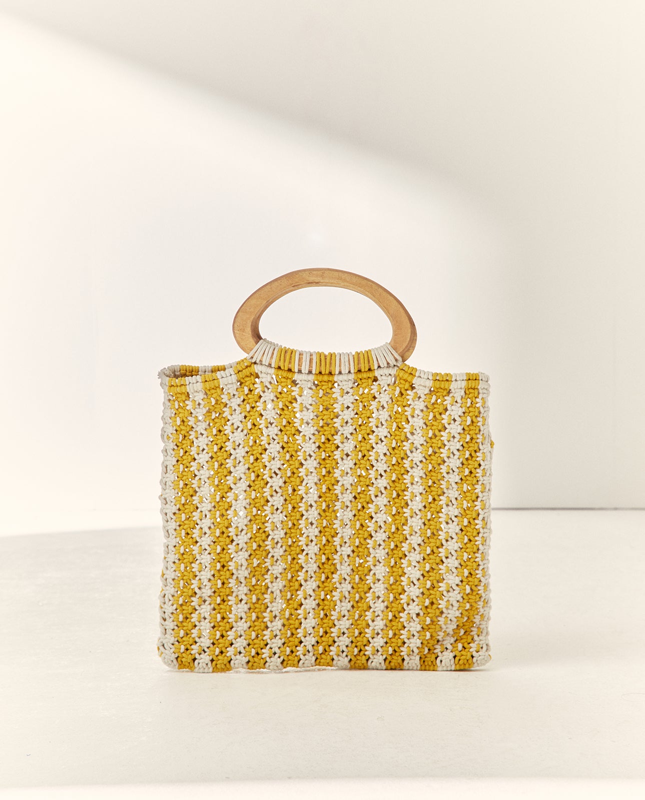 Bolso de mano tipo macramé bicolor