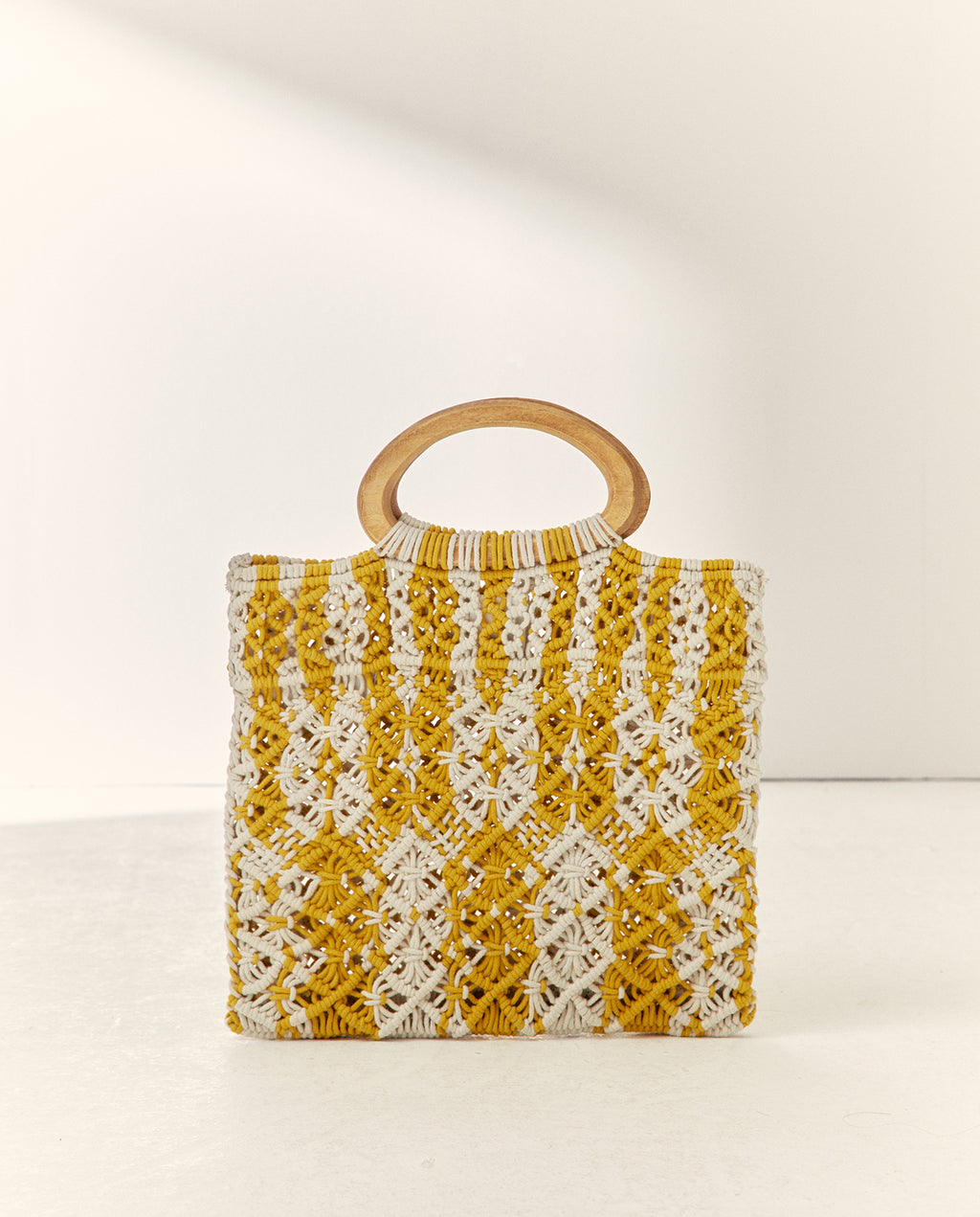 Bolso de mano tipo macramé bicolor