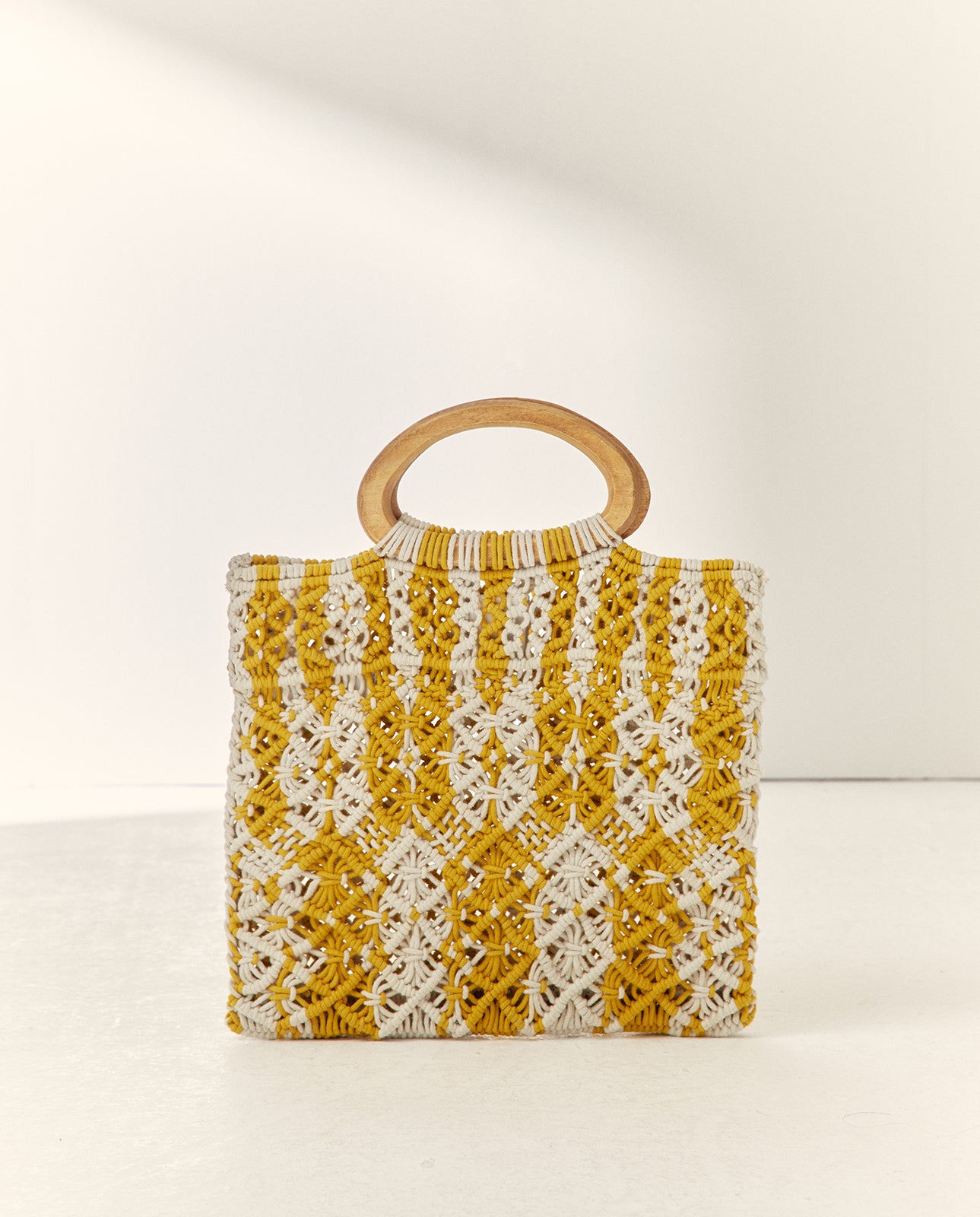 Bolso de mano tipo macramé bicolor