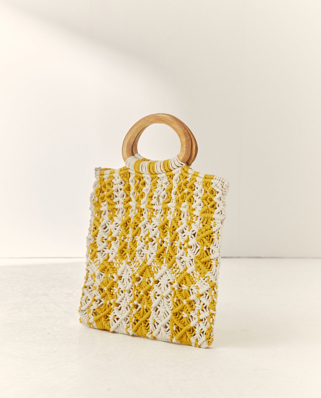 Bolso de mano tipo macramé bicolor