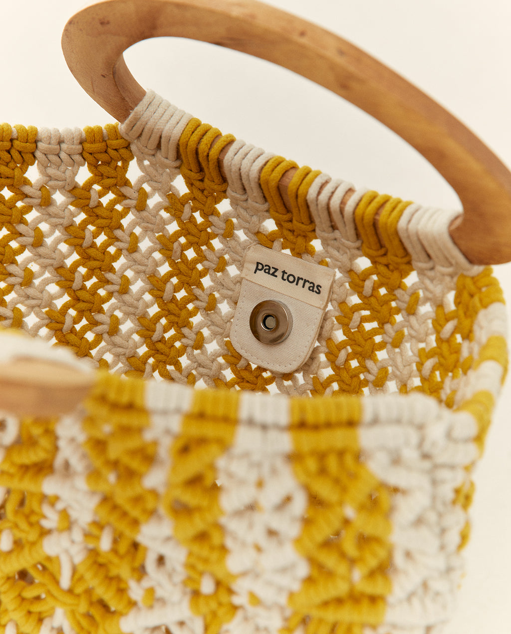 Bolso de mano tipo macramé bicolor