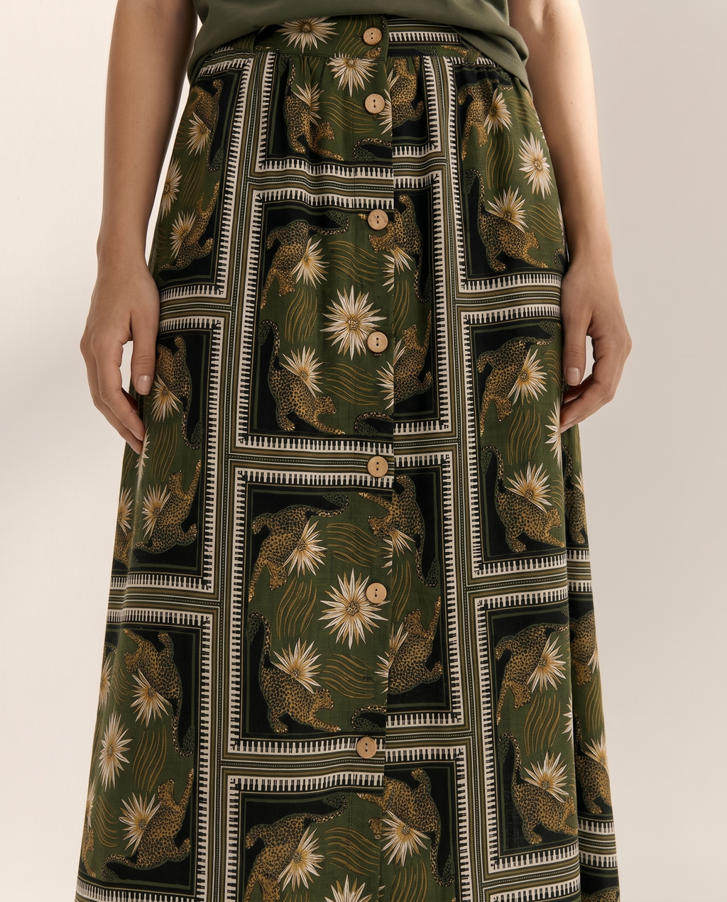 Falda midi estampada con botones