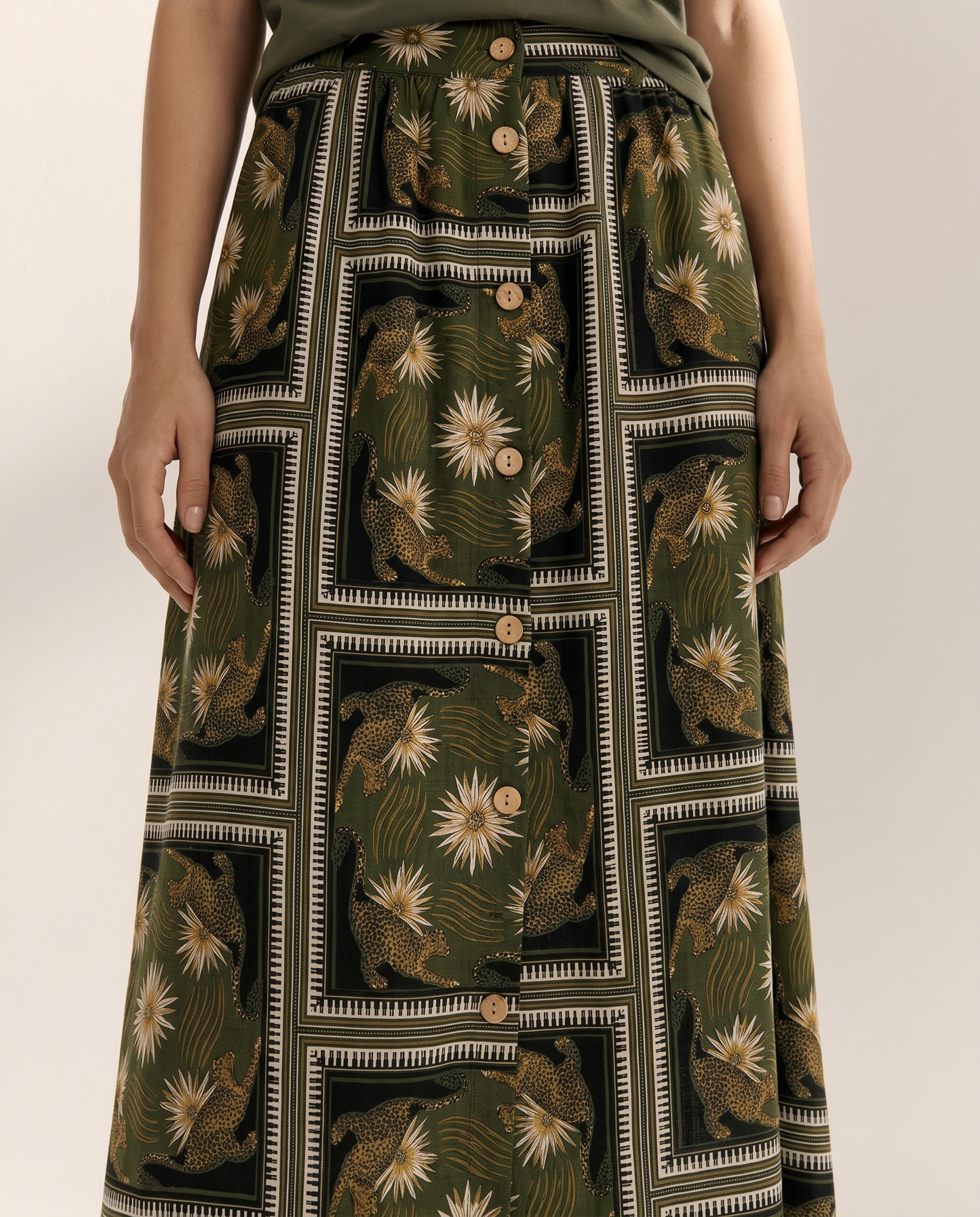 Falda midi estampada con botones