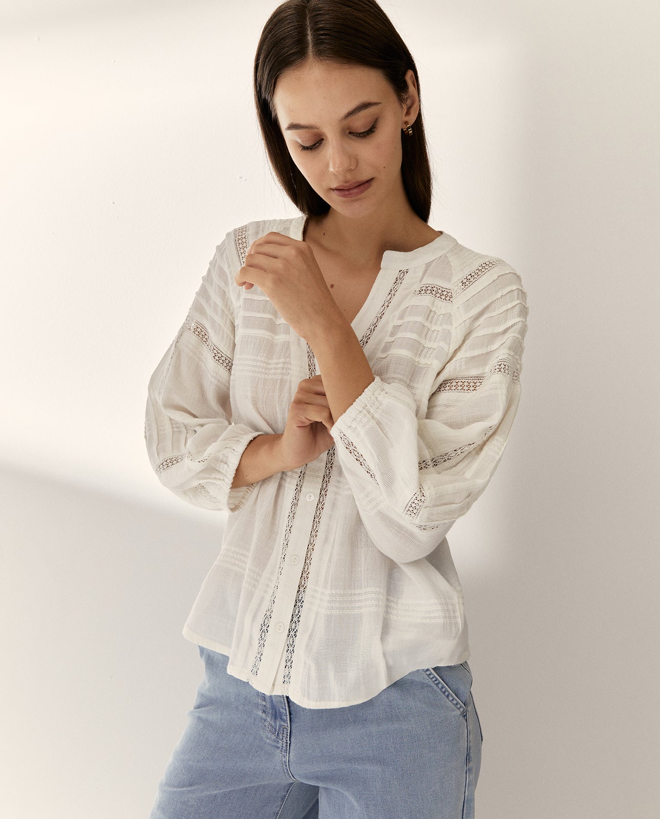 Blusa de mujer cuello pico manga francesa