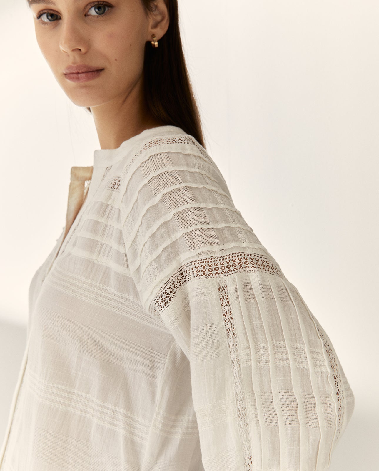 Blusa de mujer cuello pico manga francesa