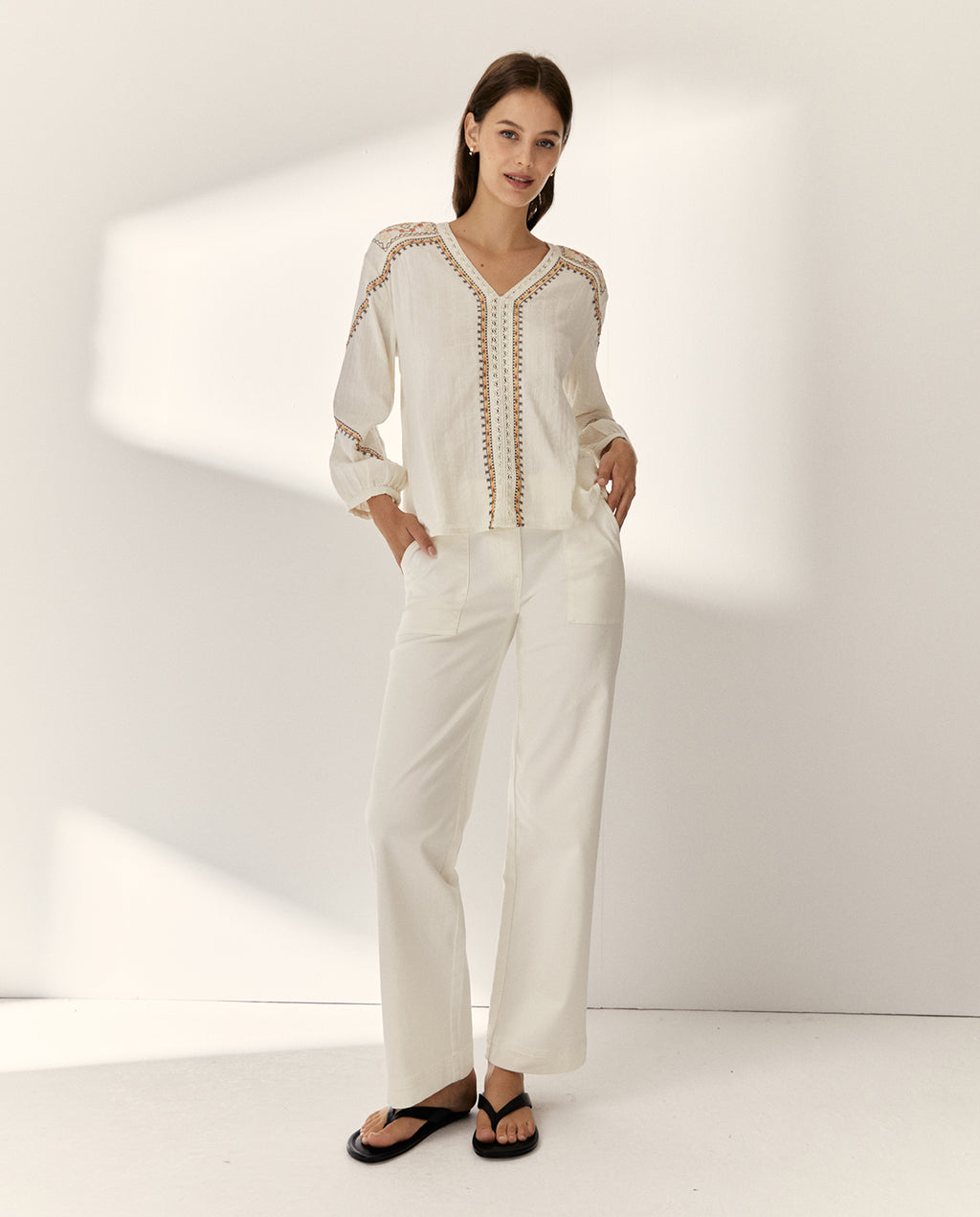 Blusa de mujer bordada escote pico manga francesa