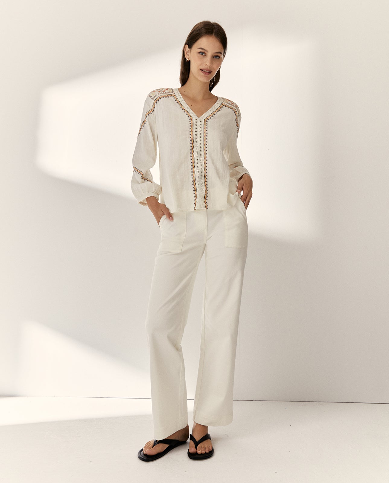 Blusa de mujer bordada escote pico manga francesa