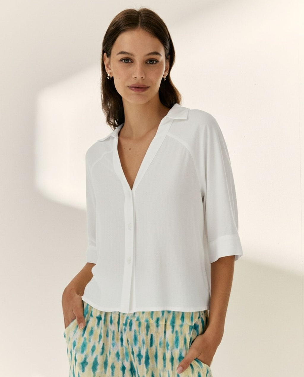 Camisa de mujer manga corta cuello camisero en pico