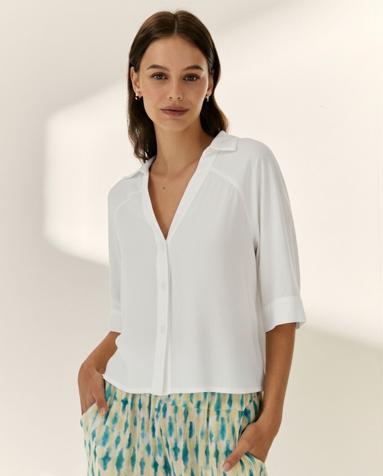 Camisa de mujer manga corta cuello camisero en pico