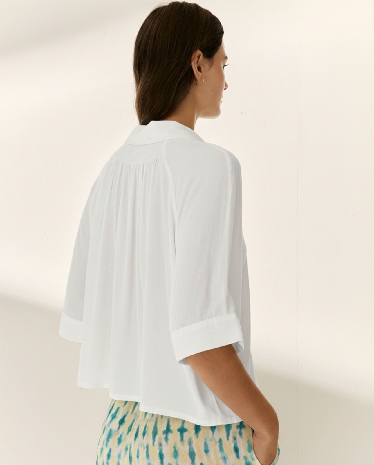 Camisa de mujer manga corta cuello camisero en pico