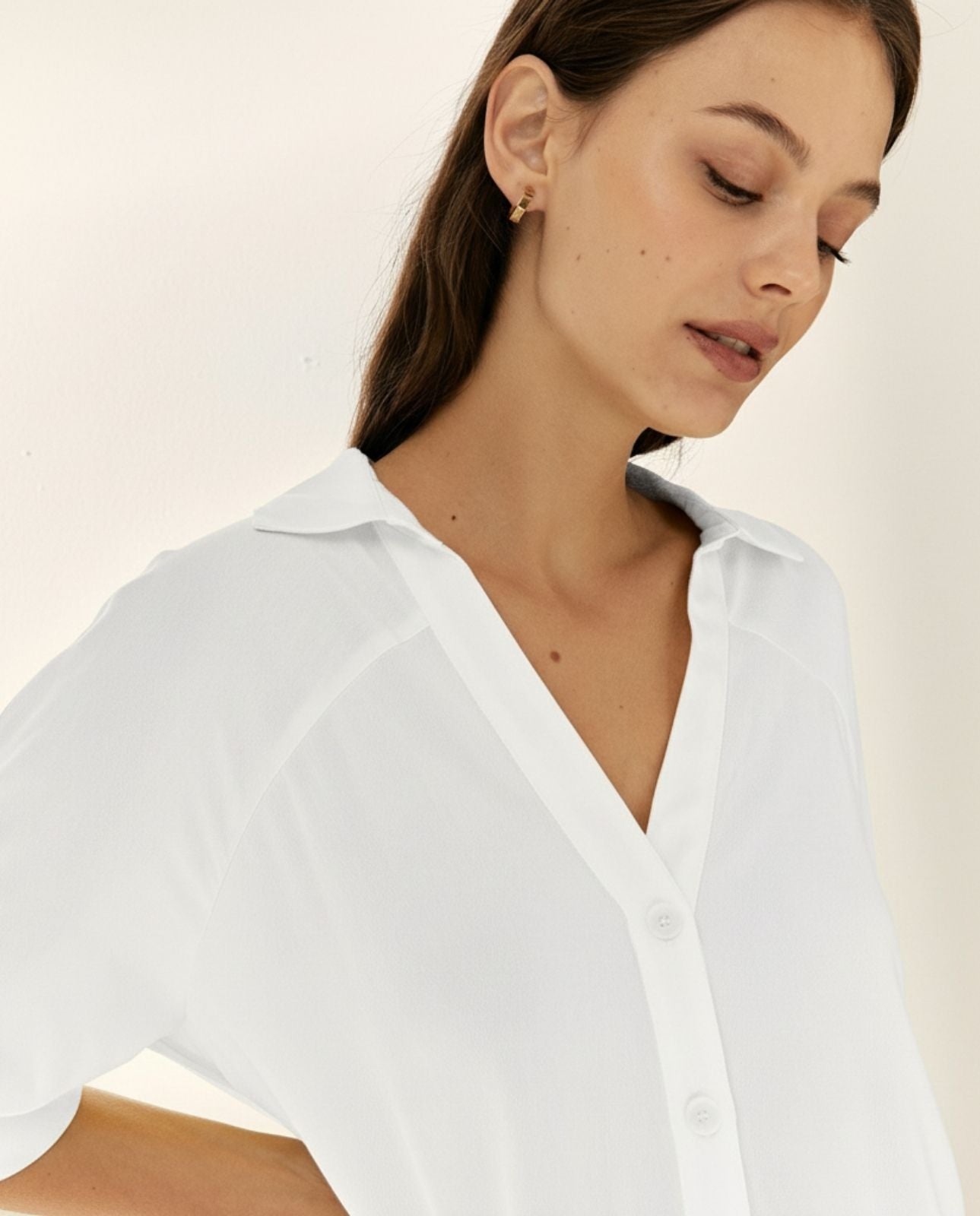 Camisa de mujer manga corta cuello camisero en pico