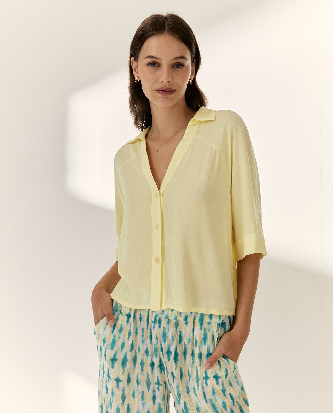 Camisa de mujer manga corta cuello camisero en pico