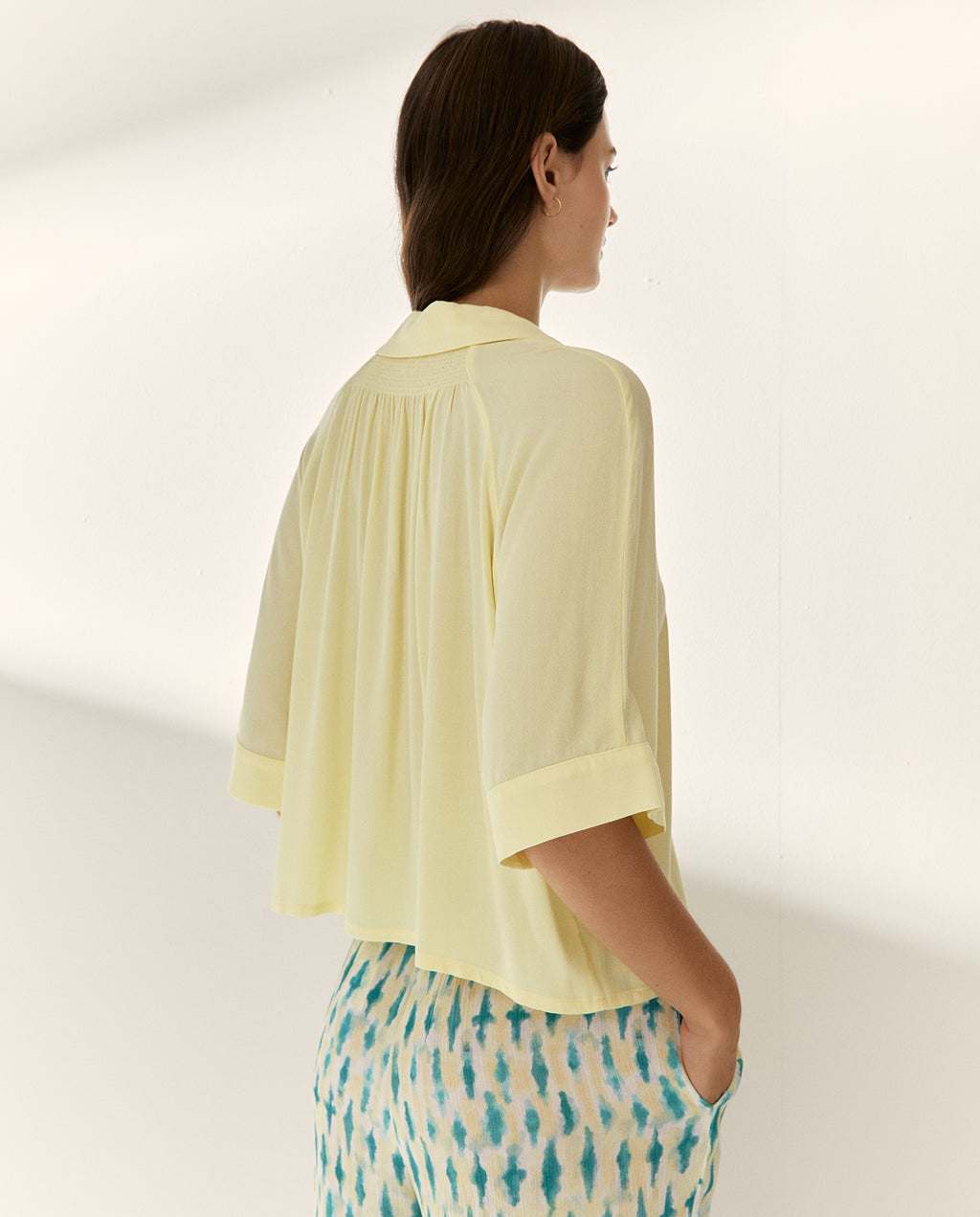 Camisa de mujer manga corta cuello camisero en pico
